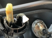 惊奇！汽车停露天停车场 挡把被热化